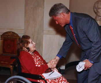 Sarah_McClendon_and_Bill_Clinton